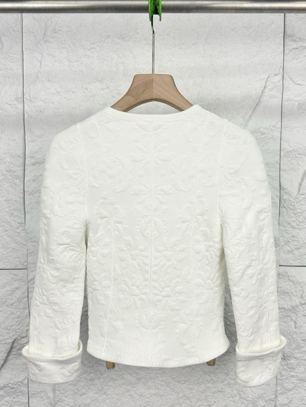 🚩steal CHANEL Cream Embossed Floral Button-Front Jacket - Picture 2 of 6